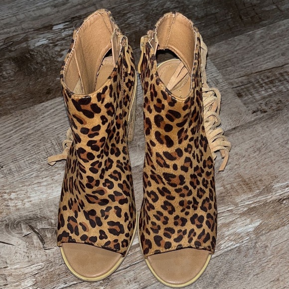 Cheetah/Leopard Open Toe Fringe Wedge - Picture 3 of 8